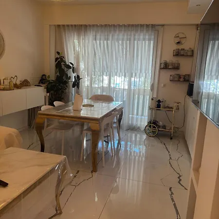 Sunny Getaway In Terrace Parking نيس
